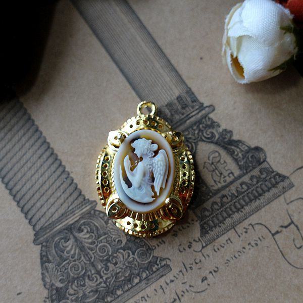 Vintage cameo pendant necklace