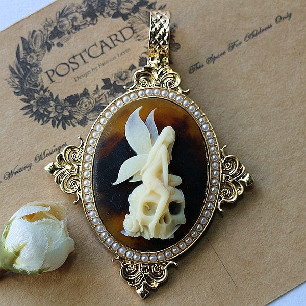 Vintage cameo pendant necklace