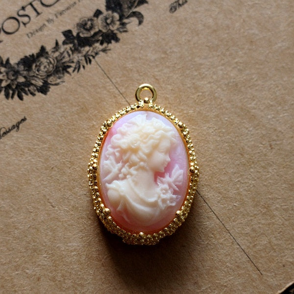 Vintage cameo pendant necklace