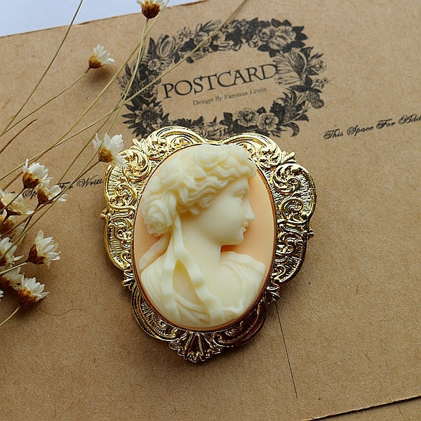 Vintage cameo pendant necklace