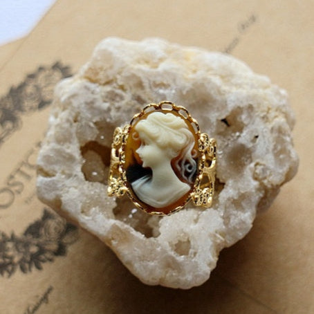 Vintage cameo pendant necklace