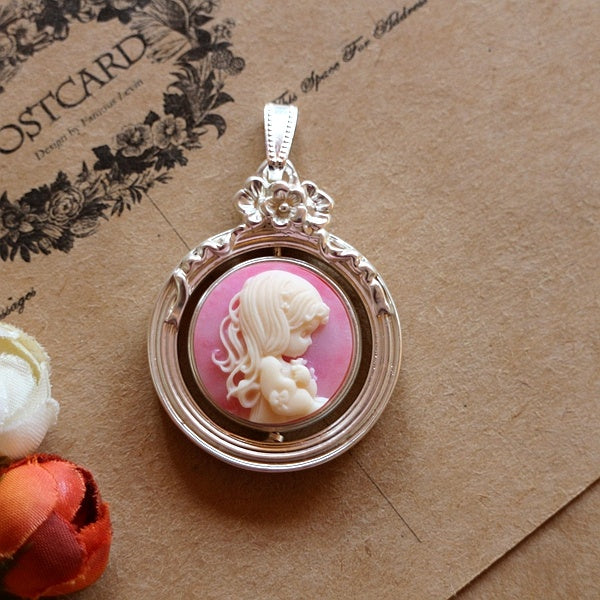 Vintage cameo pendant necklace