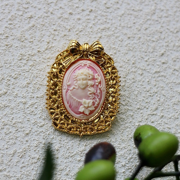 Vintage cameo pendant necklace