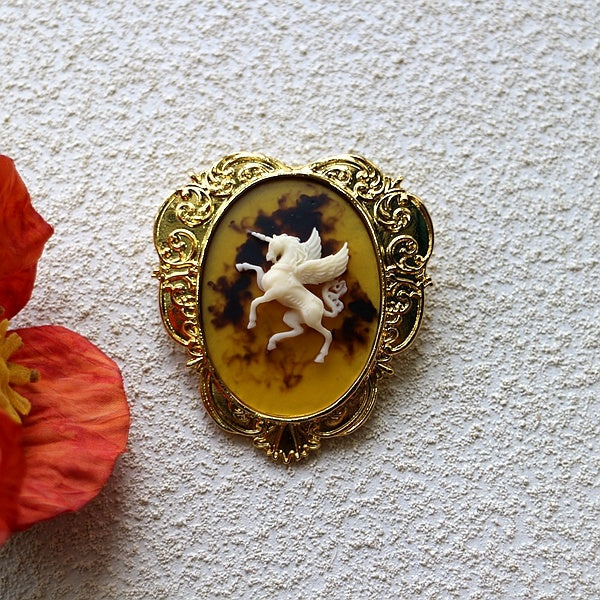 Vintage cameo pendant necklace