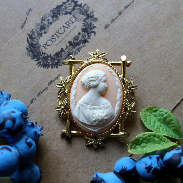 Vintage cameo pendant necklace