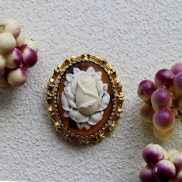 Vintage cameo pendant necklace