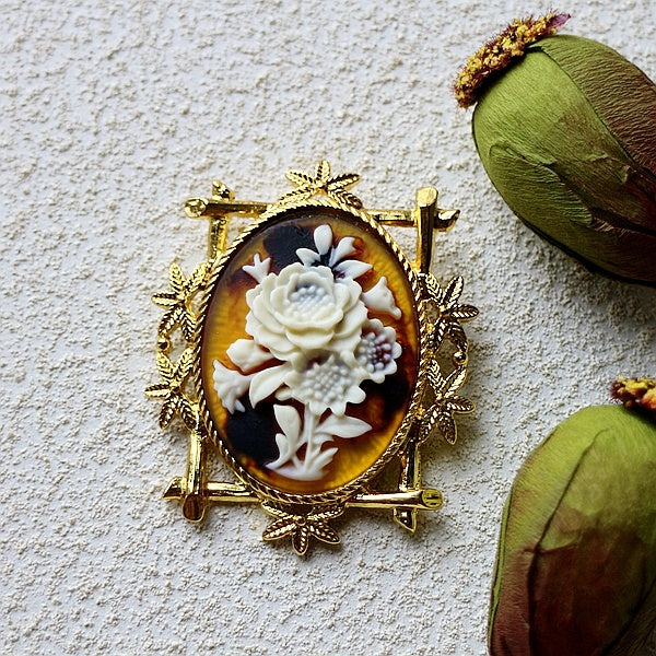 Vintage cameo pendant necklace