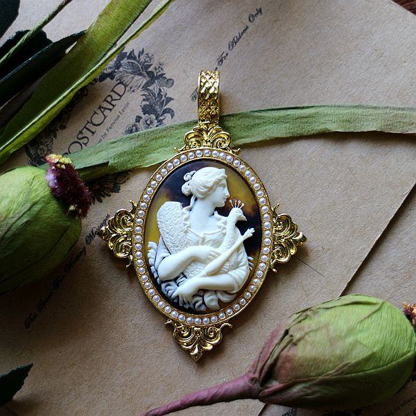 Vintage cameo pendant necklace