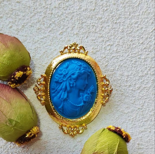 Vintage cameo pendant necklace