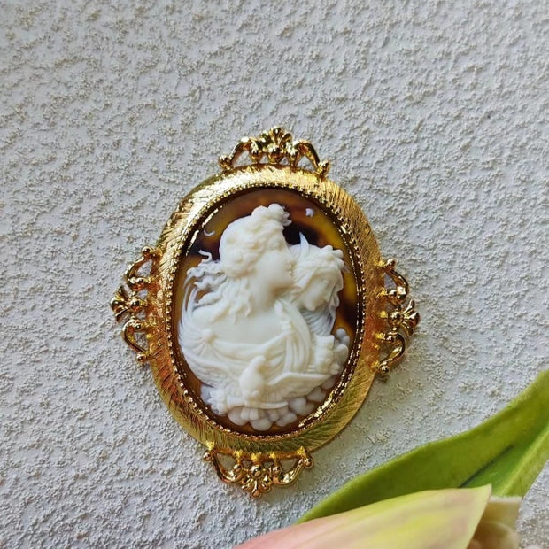 Vintage cameo pendant necklace