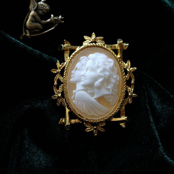 Vintage cameo pendant necklace