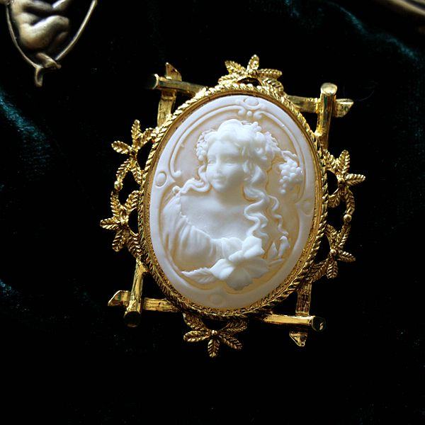 Vintage cameo pendant necklace