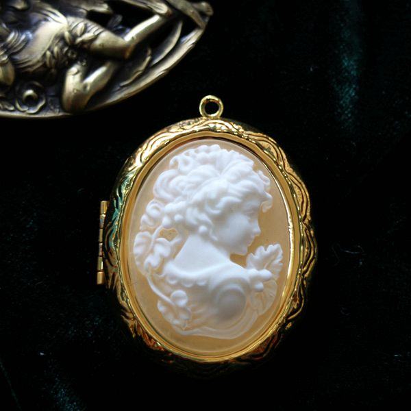 Vintage cameo pendant necklace