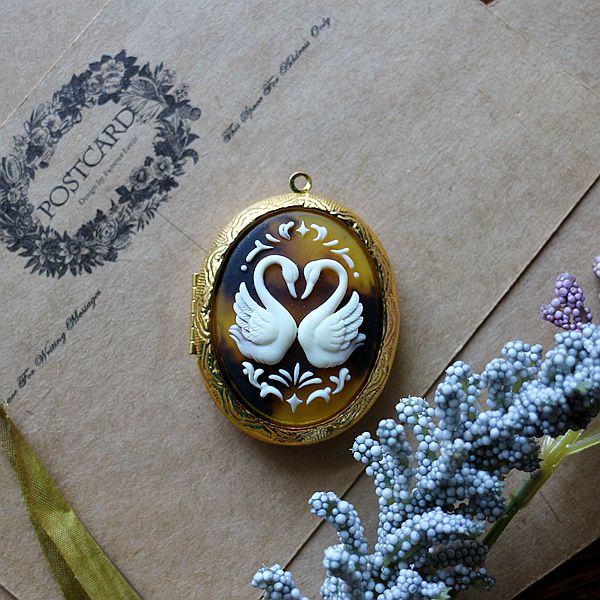 Vintage cameo pendant necklace