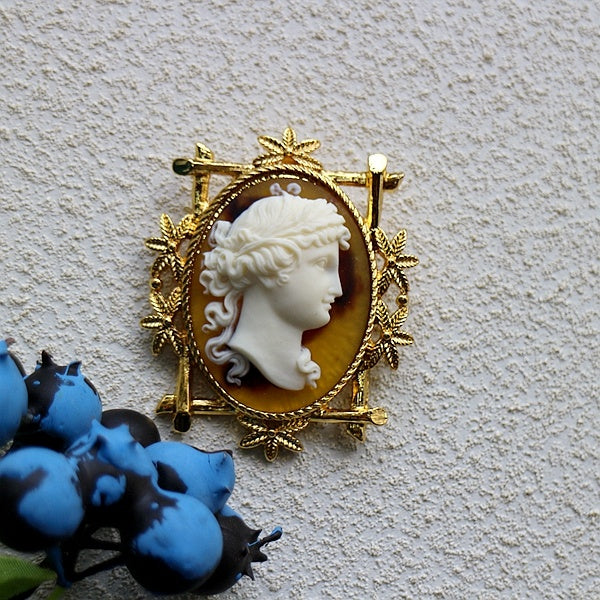 Vintage cameo pendant necklace