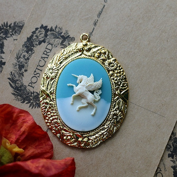 Vintage cameo pendant necklace