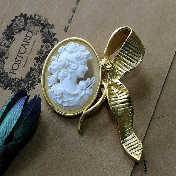 Vintage cameo pendant necklace