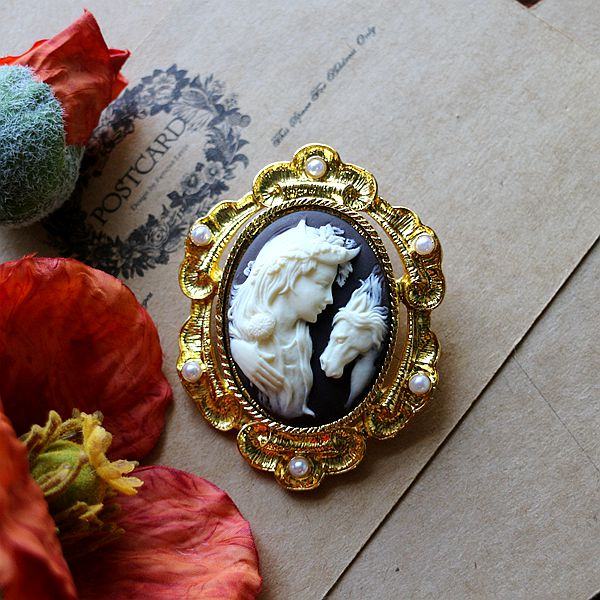 Vintage cameo pendant necklace