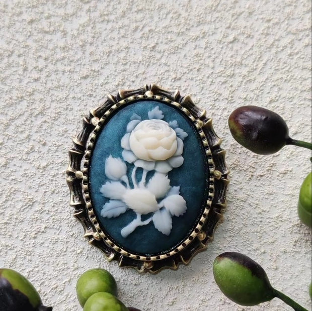 Vintage cameo pendant necklace