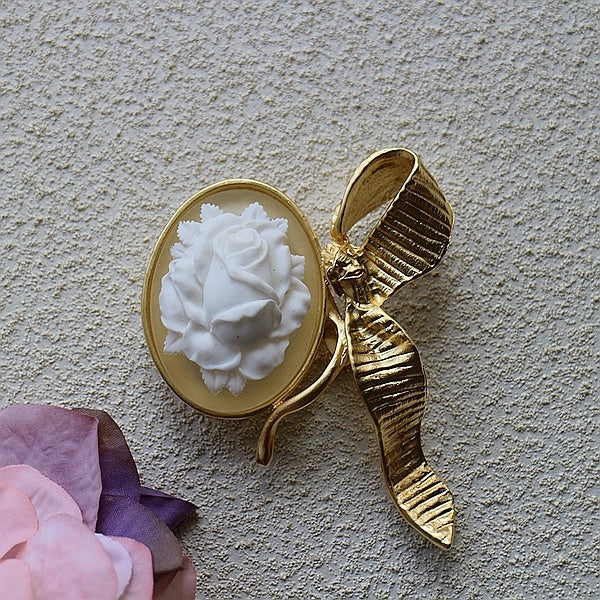 Vintage cameo pendant necklace