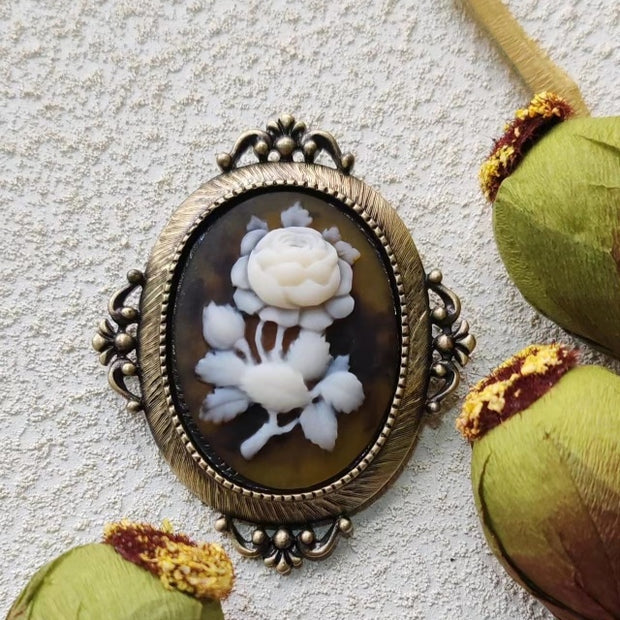 Vintage cameo pendant necklace