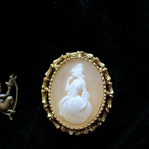 Vintage cameo pendant necklace