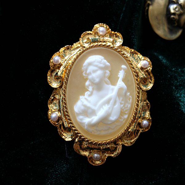 Vintage cameo pendant necklace