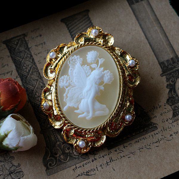 Vintage cameo pendant necklace