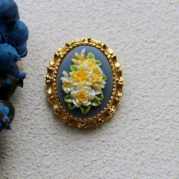 Vintage cameo pendant necklace