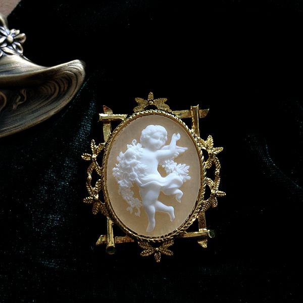 Vintage cameo pendant necklace