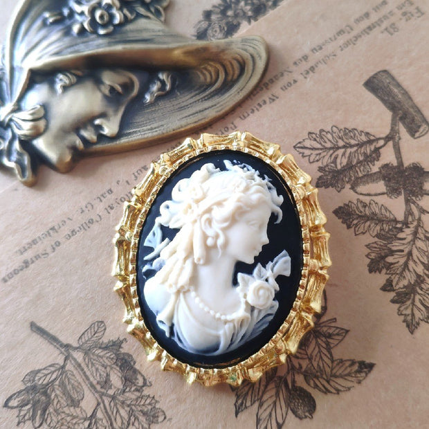 Vintage cameo pendant necklace