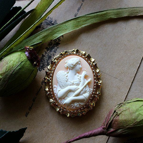 Vintage cameo pendant necklace