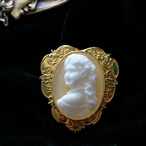 Vintage cameo pendant necklace