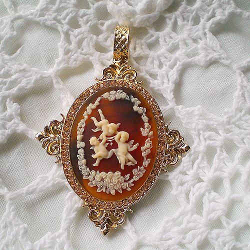 Vintage cameo pendant necklace