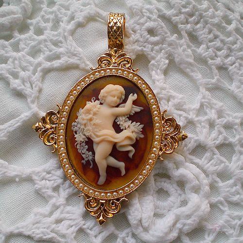 Vintage cameo pendant necklace