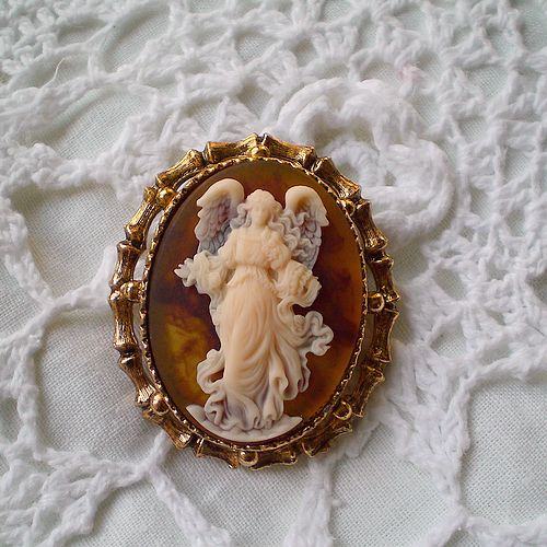 Vintage cameo pendant necklace