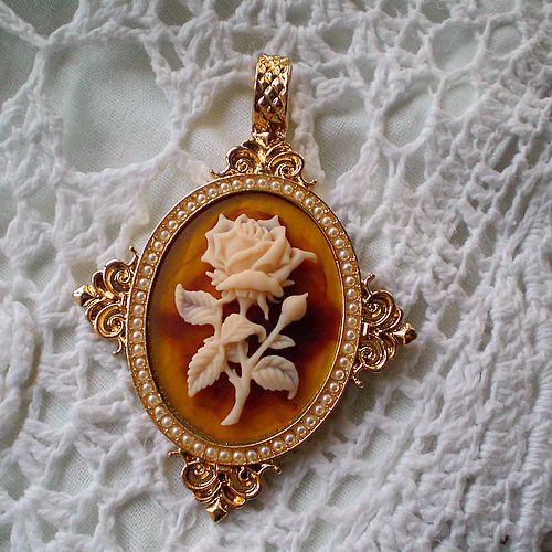 Vintage cameo pendant necklace