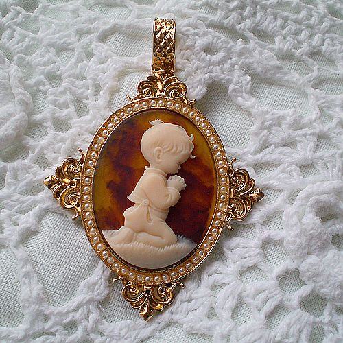 Vintage cameo pendant necklace