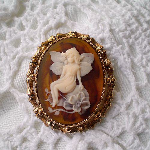 Vintage cameo pendant necklace