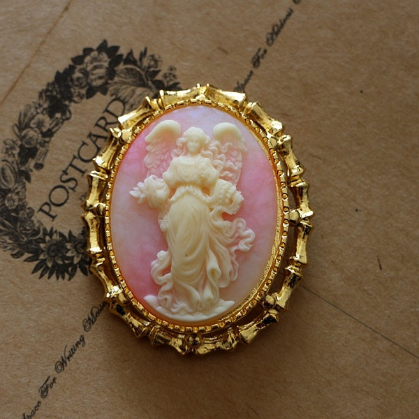 Vintage cameo pendant necklace