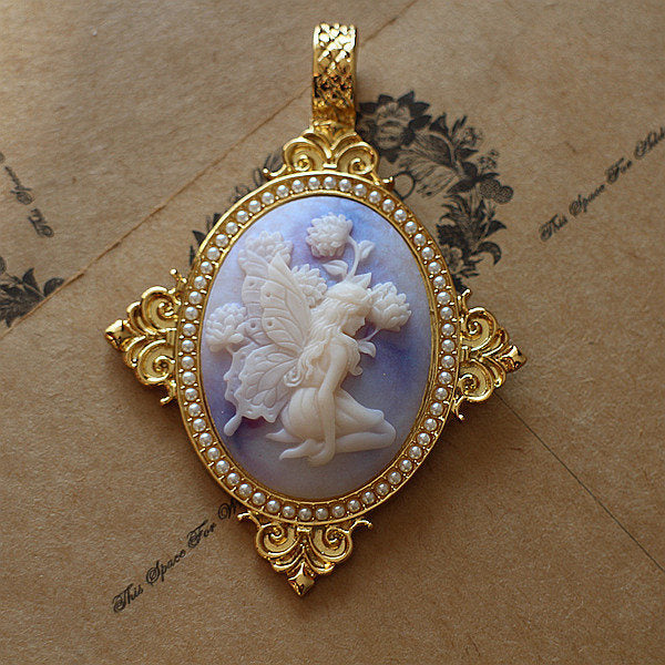 Vintage cameo pendant necklace