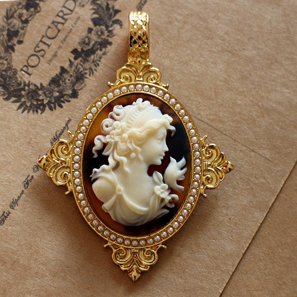 Vintage cameo pendant necklace