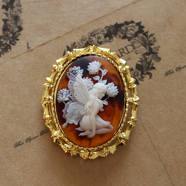 Vintage cameo pendant necklace