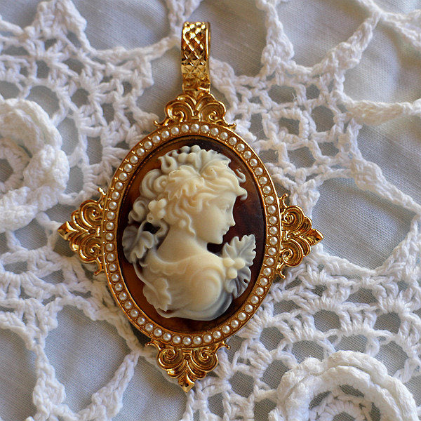 Vintage cameo pendant necklace