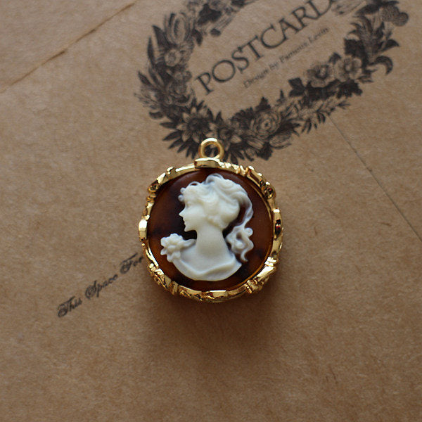 Vintage cameo pendant necklace