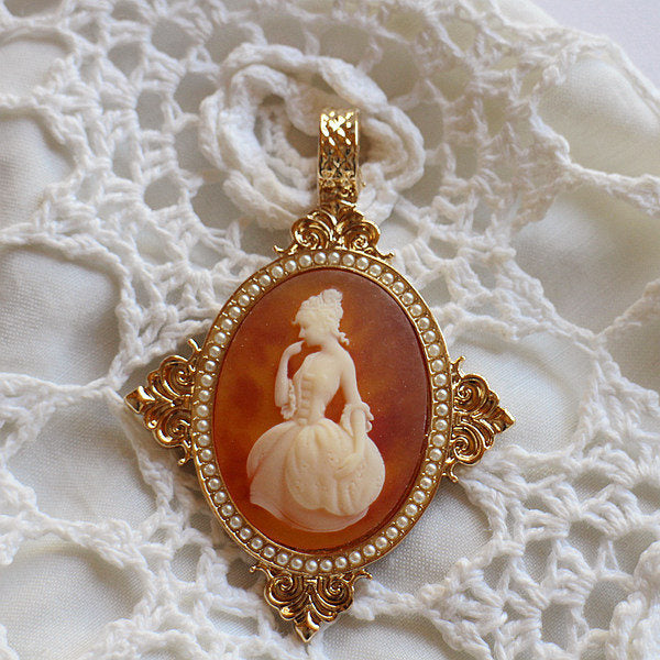 Vintage cameo pendant necklace