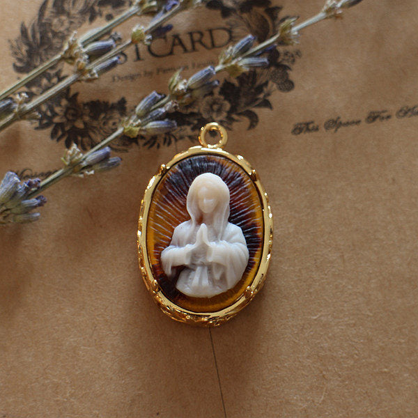 Vintage cameo pendant necklace