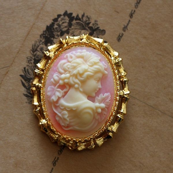 Vintage cameo pendant necklace