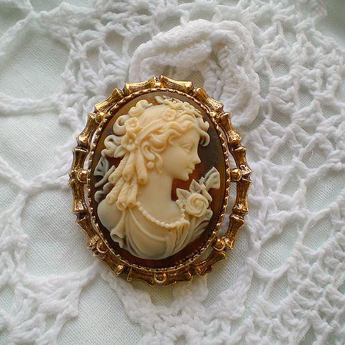 Vintage cameo pendant necklace