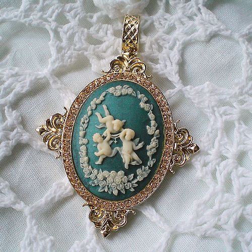 Vintage cameo pendant necklace